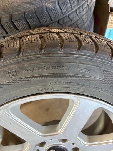 スタッドレスタイヤ　205/60R16