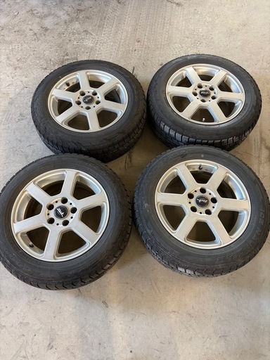 スタッドレスタイヤ　205/60R16