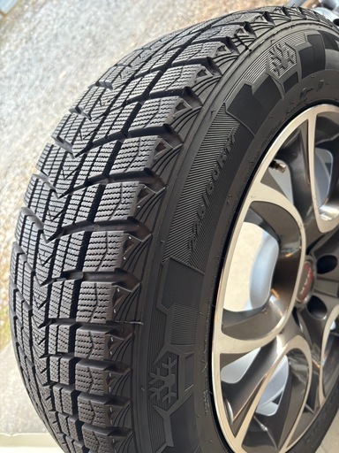 【美品】スタッドレスタイヤ（225/60R17）