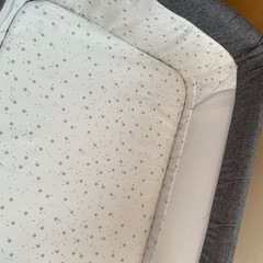 折りたたみ式ベビーベッドの画像