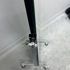 【キャスター付】スチール製スタンドミラー（姿見） 飛散防止加工 クロームメッキの画像