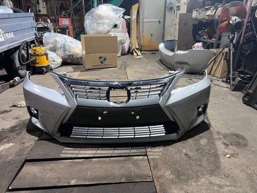 レクサス CT200h バージョンL 中期　ZWA10　フロントバンパー グリル付 プラチナムシルバーメタリック 1J4 スピンドルグリル