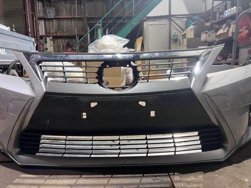 レクサス CT200h バージョンL 中期　ZWA10　フロントバンパー グリル付 プラチナムシルバーメタリック 1J4 スピンドルグリル レクサス CT200h バージョンL 中期 ZWA10 フロントバンパー グリル付