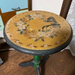 アンティーク調丸テーブルの画像