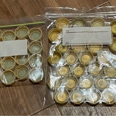 濃いお茶 20個と紅茶花伝17個と金色ベースのバラバラ柄14個のボトルキャップの画像