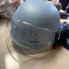 スキースノーボード用ヘルメットとメガネセットの画像