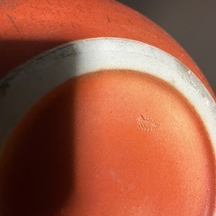 信楽焼　陶器製丸型花瓶 緑と赤のグラデーションの画像