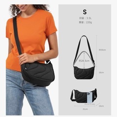 tomtoc ショルダーバッグ　三日月　ナイロンの画像