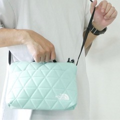 ザノースフェイス ショルダーバッグ 軽量　キルティング 珍しい水色  シンプルなルックスとワンポイントのブランドロゴが印象的なトートバッグ。 表地がキルティングされており、ふっくらとして柔らかい印象を与えてくれます！ コンパクトながらも収納力があり、スマートフォンや財布、コスメなどの小物類をしっかり整理できます。 ショルダーストラップは長さが自由自在に調節可能で最大限に短くしてハンドバッグとして、程よい長さでショルダーバッグとして、さらに斜め掛けでカジュアルに持つこともできるので、シーンに合わの画像