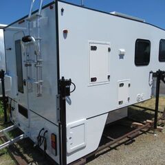 すぐ引き渡し可能です。最高級　トラックキャンパー　新車　２０２４年モデル カセットトイレ、　シャワー、　洗面台、エアコン、ガスコンロ、　ミニキッチン付き、天井に換気扇。ソファー、オーニングテントなど、フル装備。  本体価格　５４５万円（税込み５９９万５千円）の画像