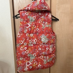 130女の子ふわふわ花柄ベストの画像