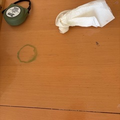 長めの椅子とダイニングテーブルの画像