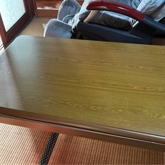 しっかりとした造りのテーブルの画像