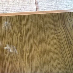 しっかりとした造りのテーブルの画像