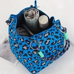 ブルー　青　ヒョウ柄　ハンドバッグの画像