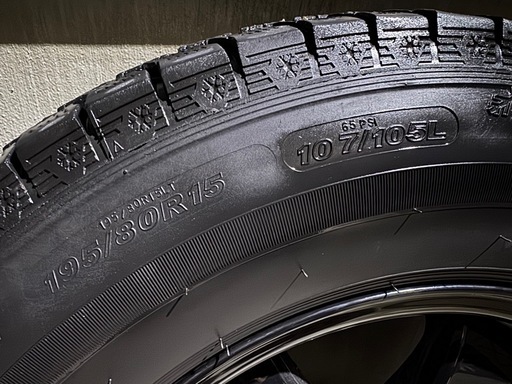  受け渡し者確定済　ハイエース　スタッドレスタイヤセット
