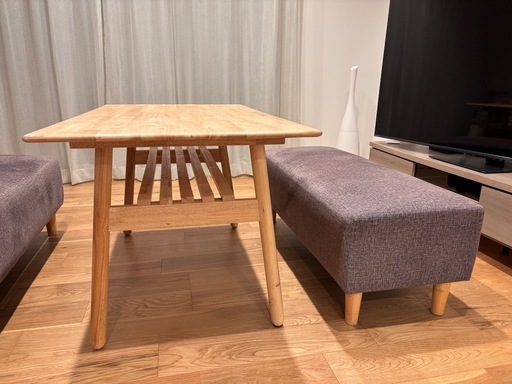 ダイニングテーブルとソファ