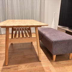 ダイニングテーブルとソファの画像