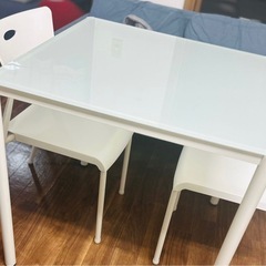 ダイニングテーブルと椅子2脚の画像