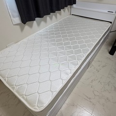 ベッドフレーム/マットレス2枚/マットレスカバー1枚/シーツ2枚　の画像