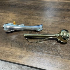 金属製の一輪挿し（花瓶）の画像