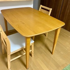 ニトリ 伸縮式ダイニングテーブル・椅子2つセット の画像