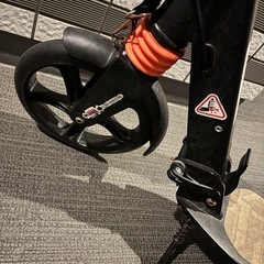 自立式折りたたみキックボードの画像