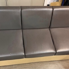 【お譲り先決定】
三人掛けソファーの画像