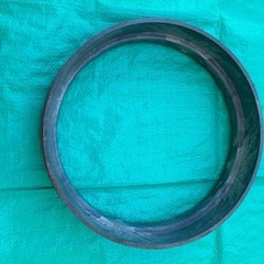 下水用マンホール蓋とアジャスターの画像