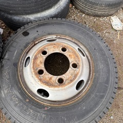 トラックのスノータイヤの画像