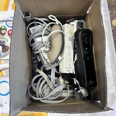 Wii本体、ソフト5本、ハンドル付き.ファミリートレーナーマットの画像