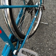 26インチ青いシティサイクル 前面バスケット付きの画像