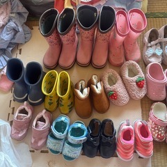 キッズ　シューズ　大量の画像