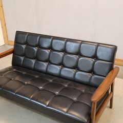 人気のカリモク60よりKチェアー 2シーターです！北欧スタイルのレトロなデザインが魅力のコンパクトな2人掛けソファー♪カフェスタイルやヴィンテージテイストにおススメのおしゃれなデザインです♪の画像