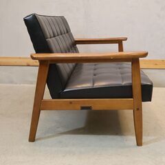 人気のカリモク60よりKチェアー 2シーターです！北欧スタイルのレトロなデザインが魅力のコンパクトな2人掛けソファー♪カフェスタイルやヴィンテージテイストにおススメのおしゃれなデザインです♪の画像