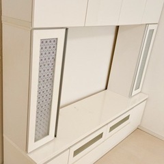白いテレビボードの画像