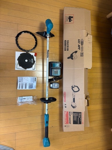 まだ除草シーズンは先ですが。数回しか使ってないマキタ　充電式草刈機(バッテリー・充電器付) MUR194DSF 値引きは不可です。バッテリー付きだとけっこう高いです。