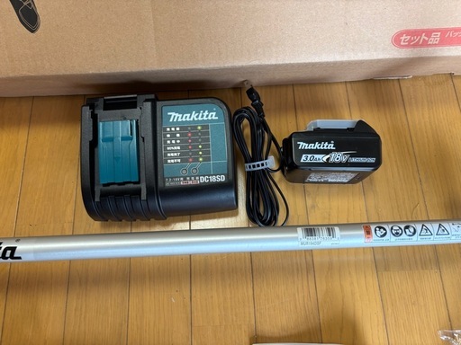 まだ除草シーズンは先ですが。数回しか使ってないマキタ　充電式草刈機(バッテリー・充電器付) MUR194DSF 値引きは不可です。バッテリー付きだとけっこう高いです。