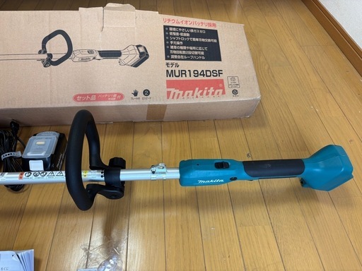 まだ除草シーズンは先ですが。数回しか使ってないマキタ　充電式草刈機(バッテリー・充電器付) MUR194DSF 値引きは不可です。バッテリー付きだとけっこう高いです。