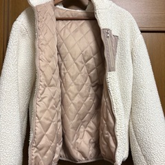 ホワイト フリースジャケット フード付きの画像