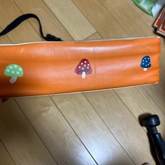 子供用の椅子の上の高さ上げるクッションの画像