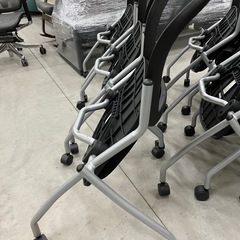 【来店歓迎 】【OF-92】美品　ネスティングチェア ミーティング 折りたたみ収納 椅子 キャスター付き 研修 会議 セミナー 塾 収納 集会 折りたたみ椅子 パイプ椅子　オフィスチェア　検)事務机 オフィス チェア　会議 椅子　ロッカー　ミーティングテーブル　応接ソファ 店舗 事務所 什器　書庫 本棚 ラック デスク スチール 美品多数 格安 【中古オフィス家具】の画像