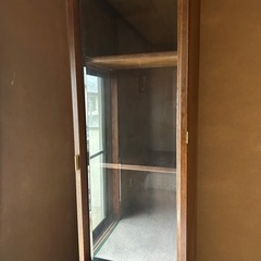 木製キャビネット 引き出し付き ガラス扉の画像