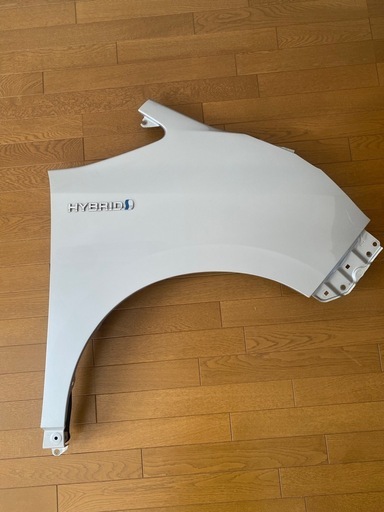 80ヴォクシー ZRR80 フロント右　フェンダー 1F7