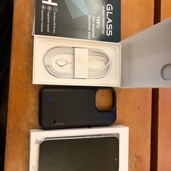 iPhone16  白　バッテリー内蔵ケースやフィルムのおまけ付きの画像