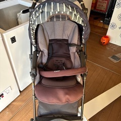 異なる色のベビーカーが 2 台あります。の画像