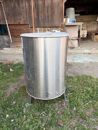 ステンレス製タンク 脚付き／農業・DIY・貯水・肥料タンク等に【多用途】