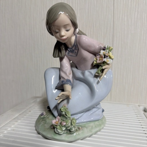 リヤドロ　花をつむ少女