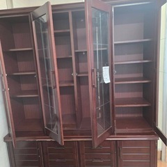 期間限定価格　格安！【美品　引き出し豊富　木製】ガラス扉の飾り棚の画像