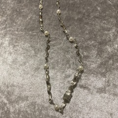 シルバーカラーネックレスの画像